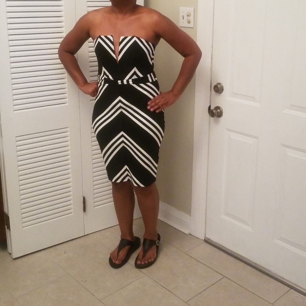 Strapless dress with deep v, boned necklinedress - Picture 2 of 6